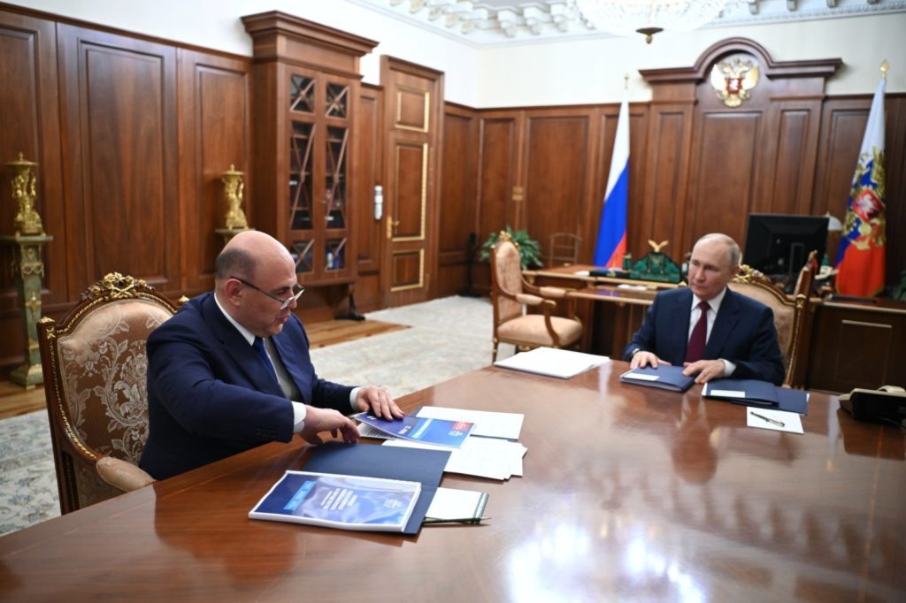   Президент РФ Владимир Путин и председатель правительства РФ Михаил Мишустин во время рабочей встречи в Кремле. Александр Казаков / РИА Новости