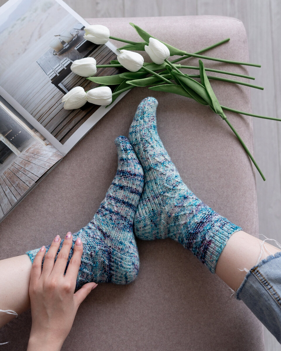 Бесплатное описание носков Кит доступно при покупке от 1 пасмы Kremke Lazy Lion, 1 пасмы Cascade Heritage или 2 мотков Filcolana Arwetta или Casagrande Stripy.