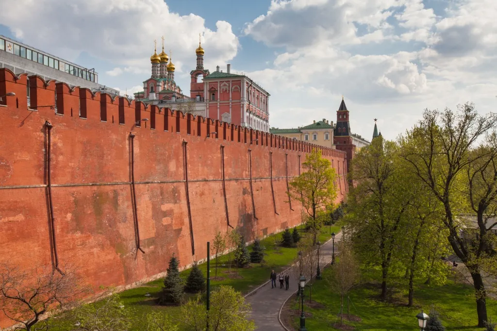 Цвет кремлевской стены. Стены Московского Кремля (20 башен), 1516. Московский Кремль Крепостная стена Москва. Краснокирпичный Кремль в Москве. Стены московскогткремля.