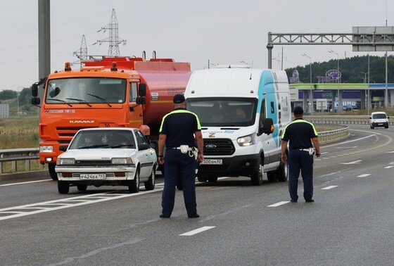    Сотрудники ДПС и автомобили на трассе «Таврида». Утром произошел пожар на полигоне в Кировском районе