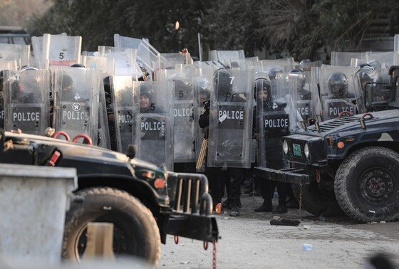    Ирак, Багдад: иракские силы безопасности стоят на страже перед посольством Швеции
