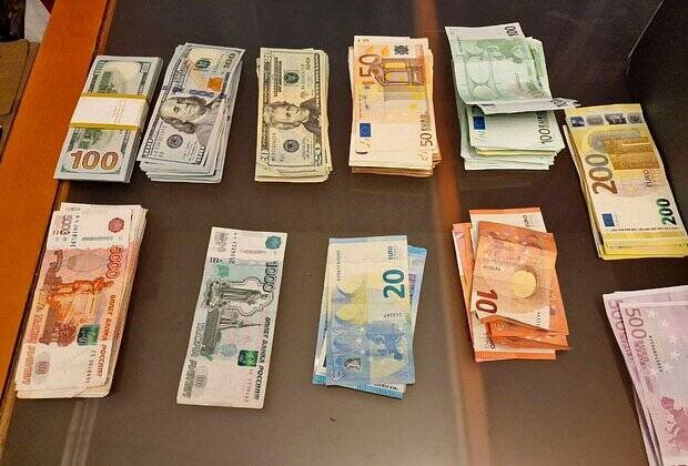 КАдры обыска у Блянины. Неплохо зашибала...