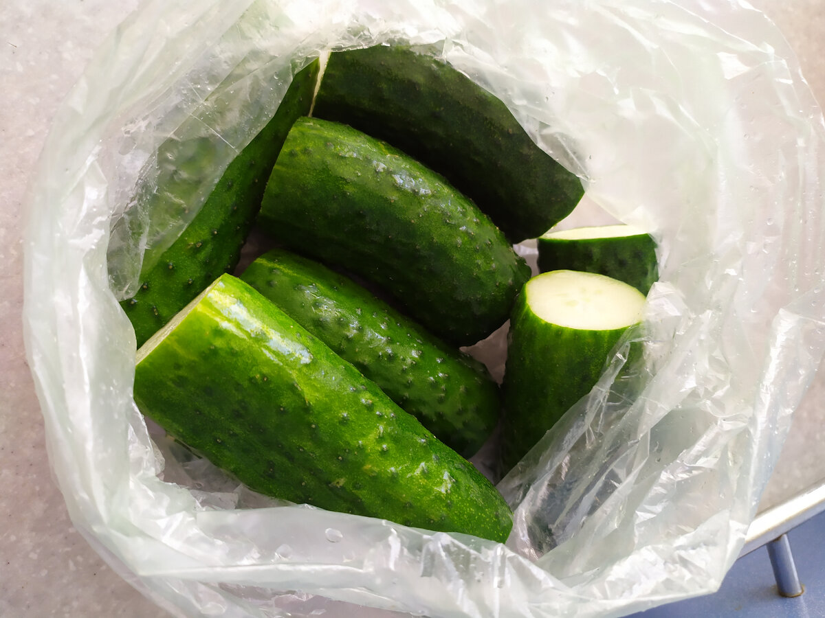 на столе стояли соленые огурцы резанная кусочками
