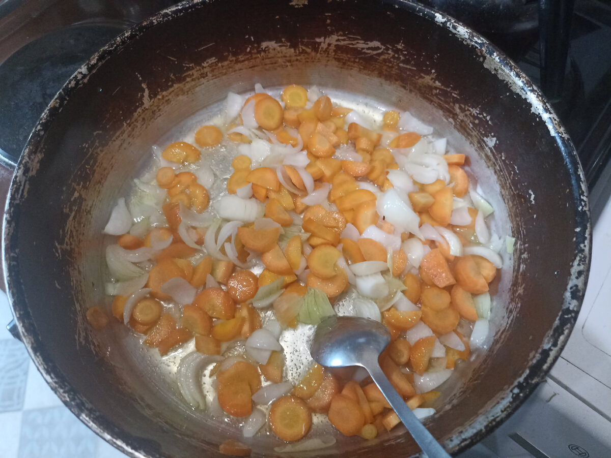 Обжариваем лук морковь