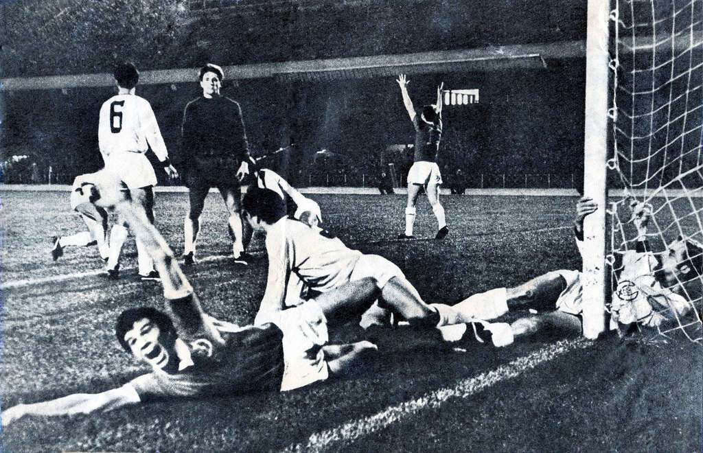 Киевское Динамо забивает гол в ворота венской Аустрии