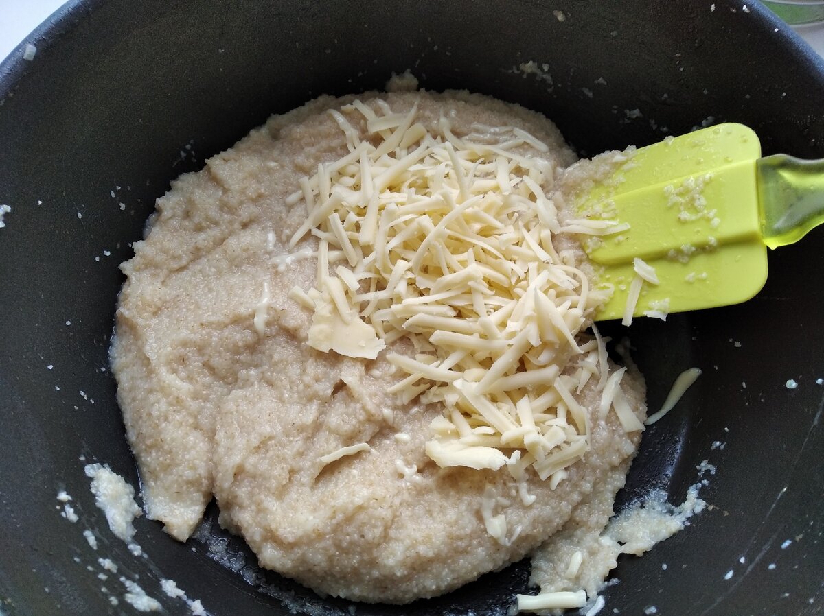 добавляем в манку сыр