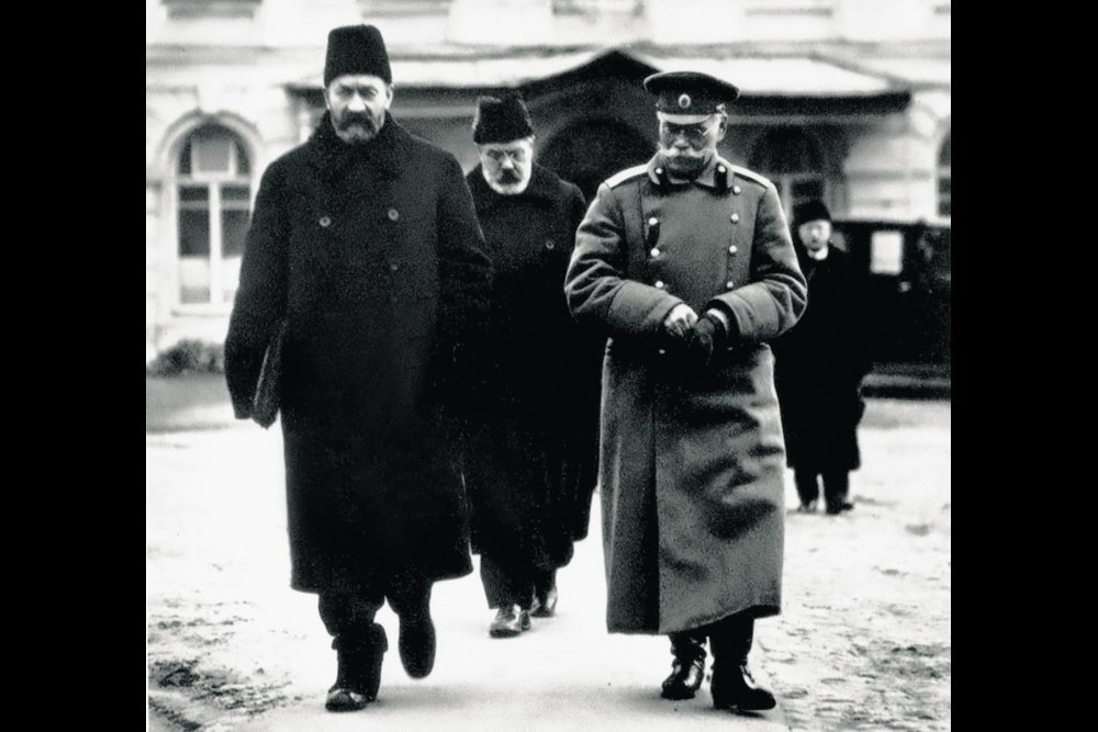 Министр-председатель Временного правительства князь Г.Е. Львов, военный министр А.И. Гучков и верховный главнокомандующий генерал от инфантерии М.В. Алексеев (слева направо). Фото, март 1917 года (из открытых источников http://www.pravoslavnye.ru/history/2016/09/06/izmenyaya_prisyage_on_dumal_chto_armiya_ne_izmenit_dolgu/)