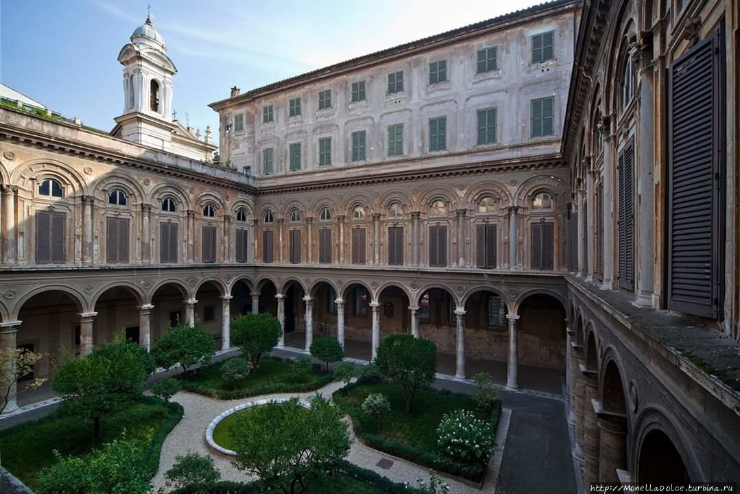 патио, окруженное галереей