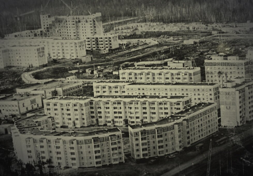 В левом нижнем углу 2 2-ух этажных здания. То, что ближе к краю - роддом сейчас. Второе - роддом в 97 году