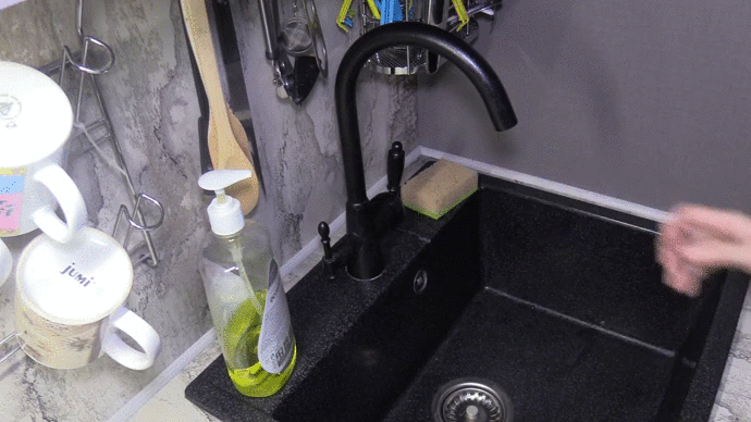 С правой стороны рычаг для водопроводной воды, с левой для фильтрованной