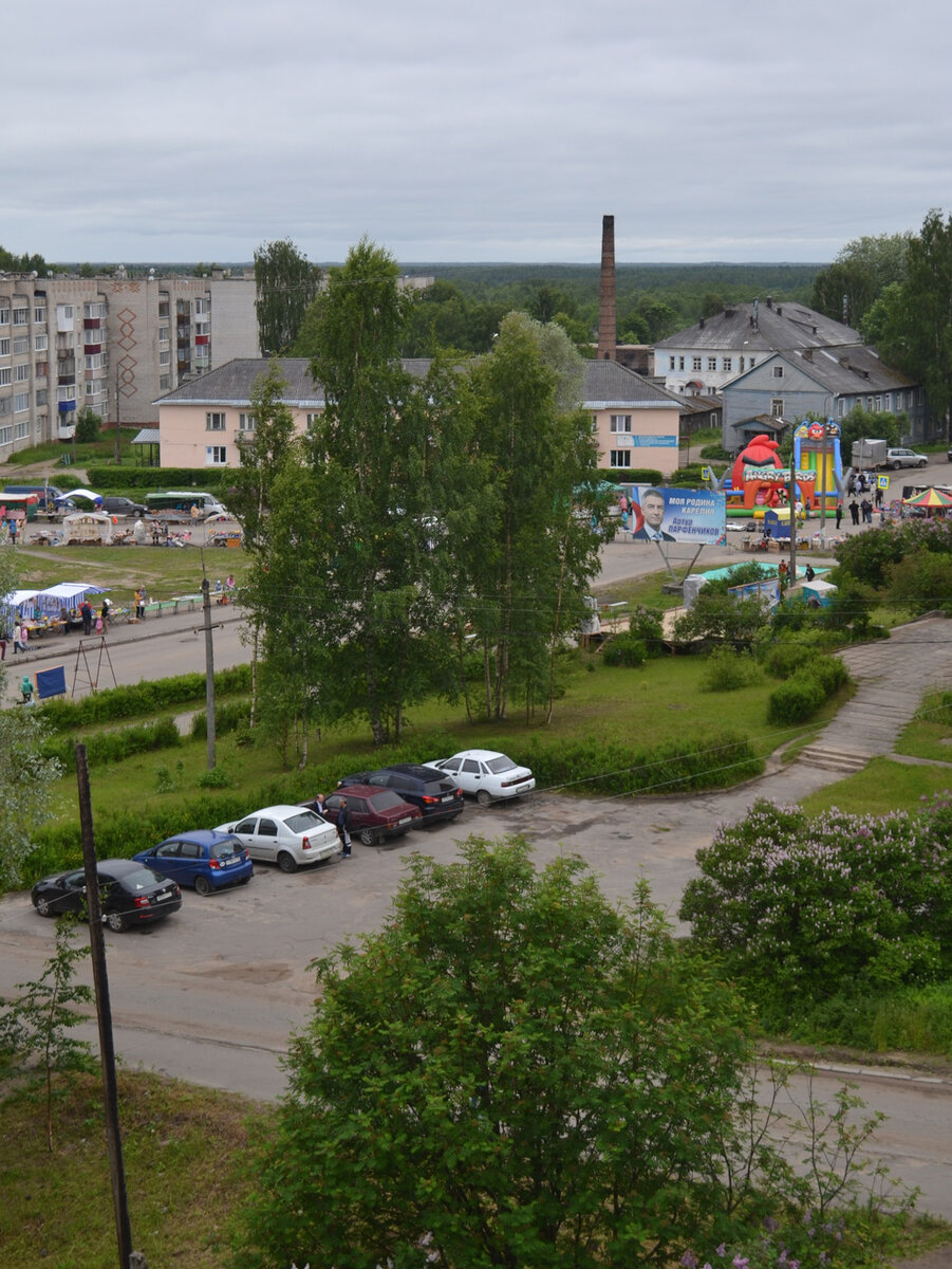 Вид с первой съемной квартиры на площадь перед администрацией. День города, 2017 г. Фото автора