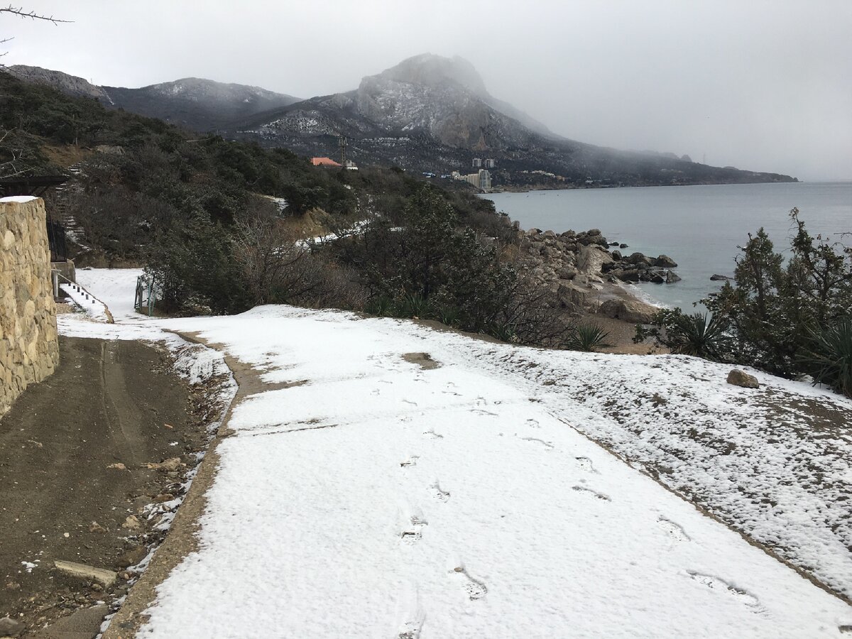 Снежный Покров Крыма. В Москве снег а в Крыму лето прикол.