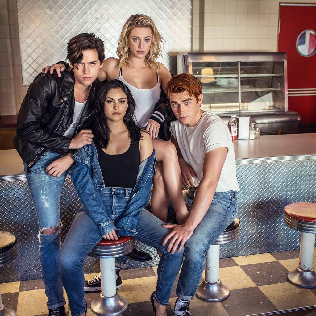 Ривердейл .Крутой сериал 4 сезона , он очень захватывающий с каждой серией вы  погружайтесь в мир загадок и тайн . 4 друзей разгодывающие загадки и тайны странного городка РИВЕРДЕЙЛ