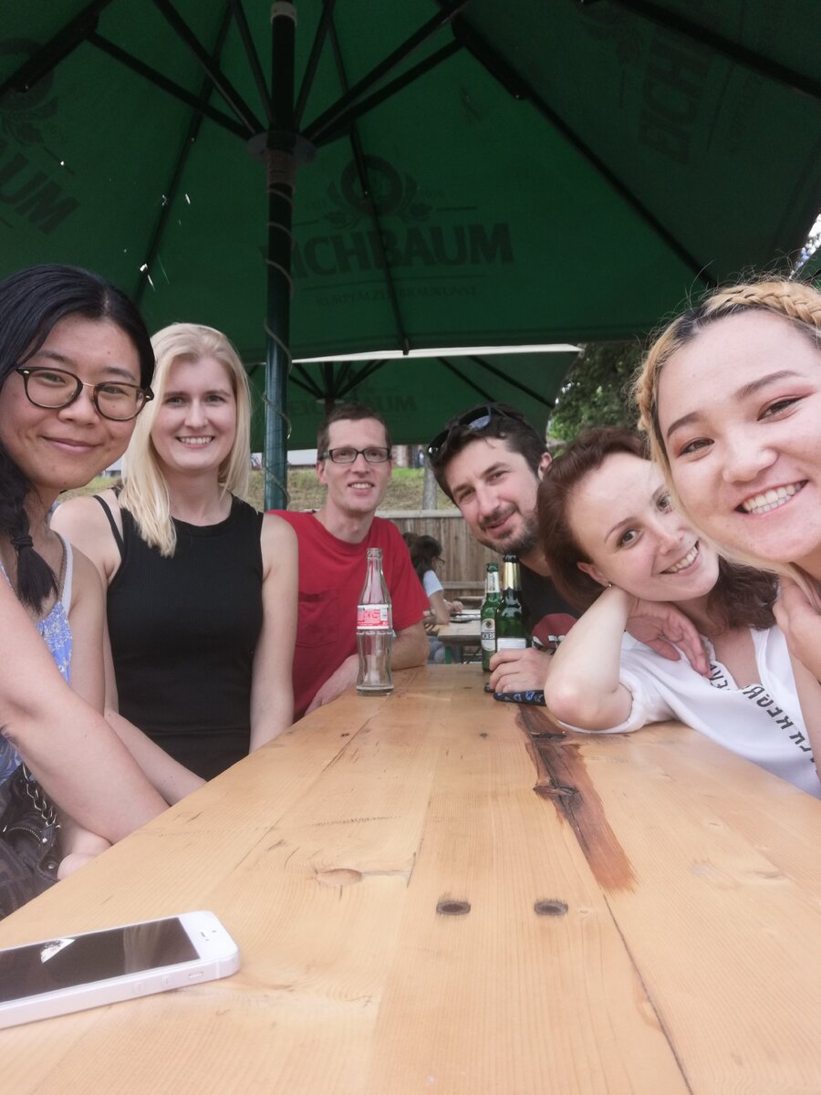 Перед тем как сделать фотографию, в Германии всегда все спрашивают разрешение. Те, кто не хочет быть на фотографии, отходит. Так что не все немцы против социальных сетей, но многие используют только what`s app.