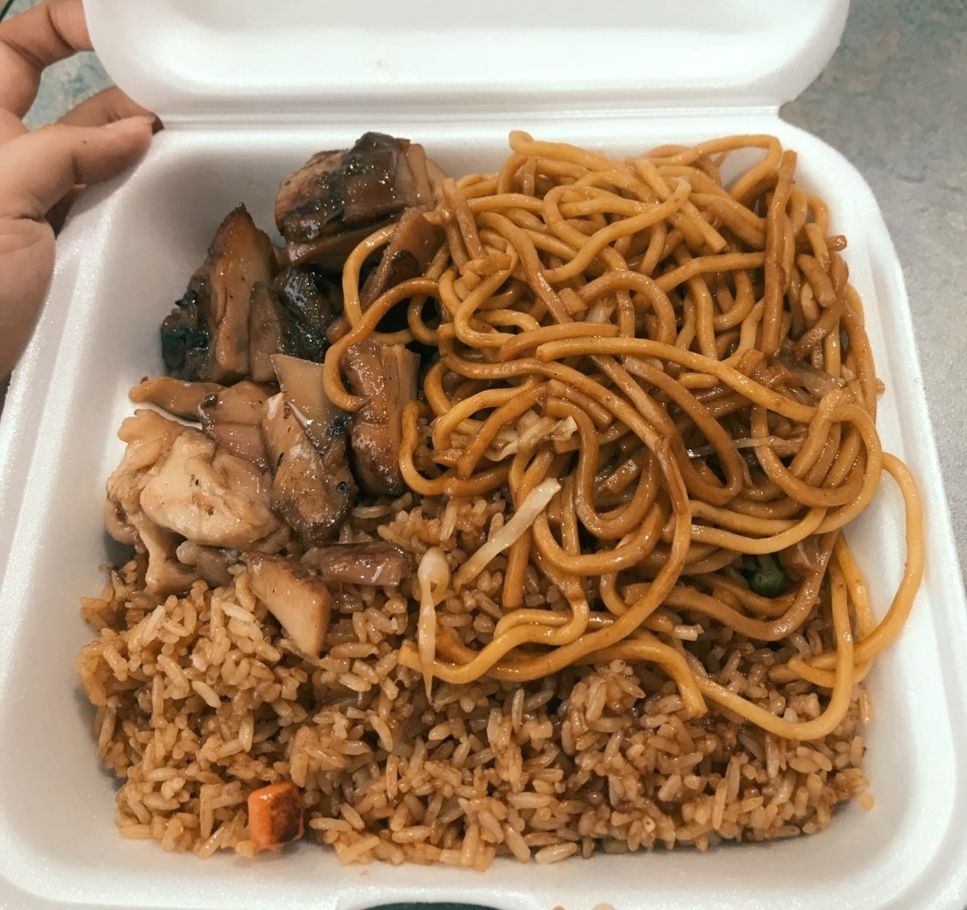 Вот одно из самых вкусных блюд. Покупала в китайском ресторанчике за 6 долларов.