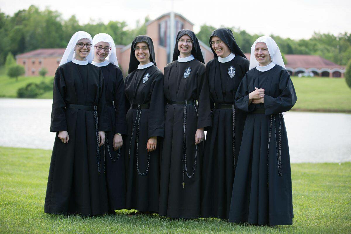Одежда послушницы католического монастыря
