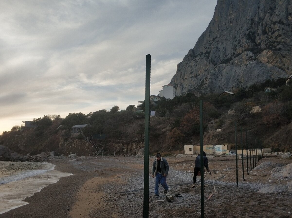 Красивые места и пляжи сразу обносят забором! Это бухта в Крыму в Батилимане. Просто взяли и влепили забор!