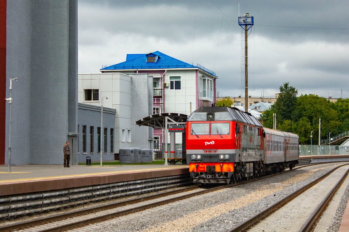 ТЭП70БС-316 с пригородным поездом, станция Иваново
