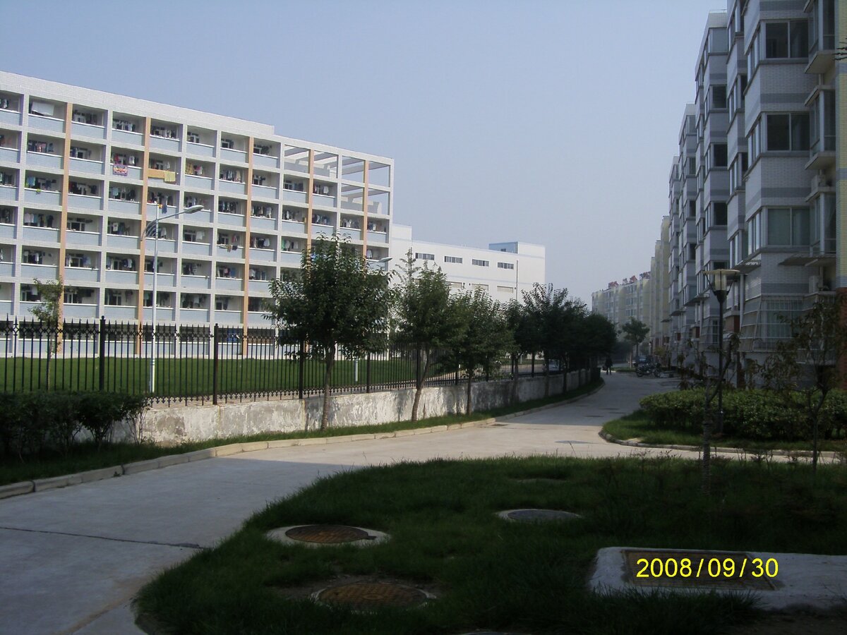 Слева- студенческие общежития, справа- жилые дома нашего городка