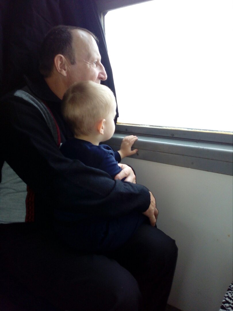 И на поезде со старшим сыночком ездили