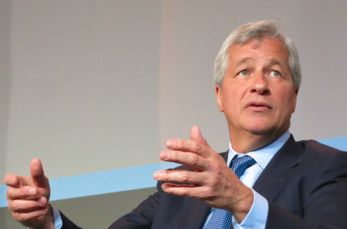 Генеральный директор инвестиционного банка JPMorgan Джейми Даймон известен как противник криптовалют. Ранее он не раз заявлял, что криптовалюты ничем не обеспечены и чересчур волатильны. Поэтому инвесторам нужно избегать подобных инвеструментов, чтобы не потерять свои деньги.