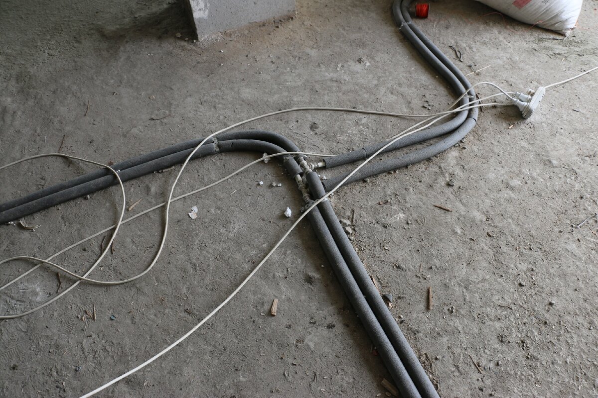 Типичный стык двухтрубной разводки. В нашем случае используется металлопластиковая труба. С полипропиленом стыков будет в 10 раз больше.