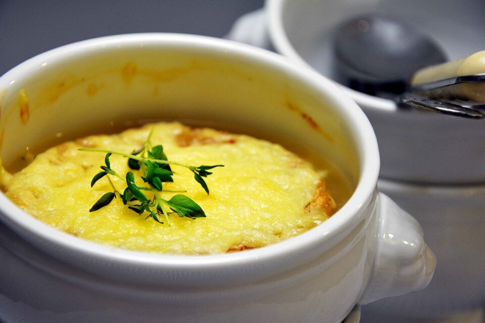 луковый суп подают в лучших ресторанах Франции