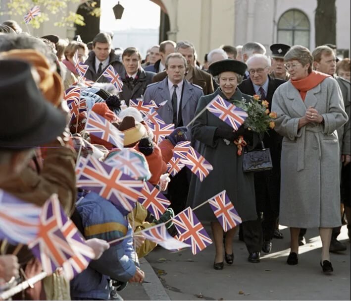 Русские дети встречают королеву