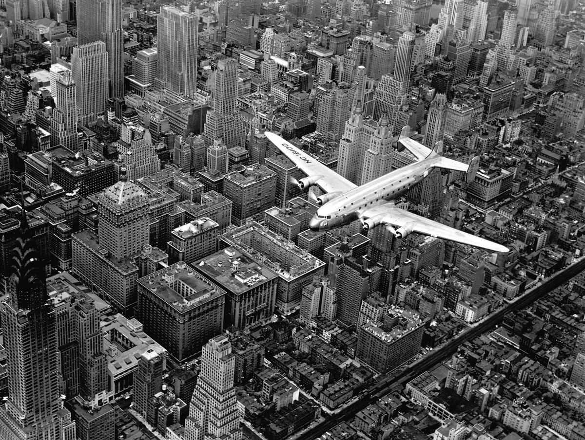 Аэрофотоснимок c самолета Douglas DC-4E, летящего над Манхэттеном. 1939 год. Маргарет Бурк-Уайт / The LIFE Picture Collection via Getty