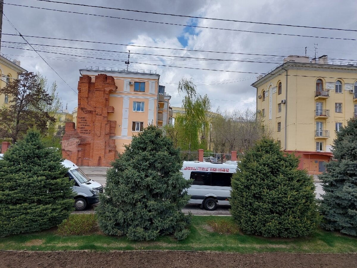 Так выглядит дом Павлова, когда находишься у мельницы. То есть, реально рукой подать...