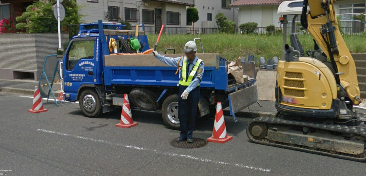Там идет ремонт дороги, маленькая дырка и ее залепливают, но выделен целый вот полицейский.