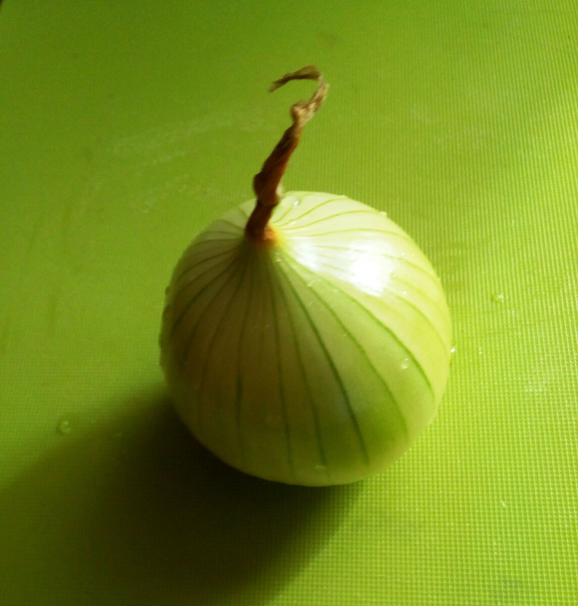 Лук очищен. Хвостик оставлен.