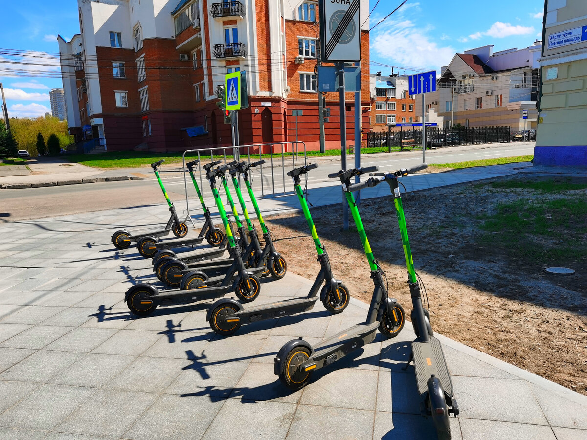 Требуются курьеры самокат. Электросамокаты urent. Электросамокат в парке. Самокат работа. Самокат 300 км в час.
