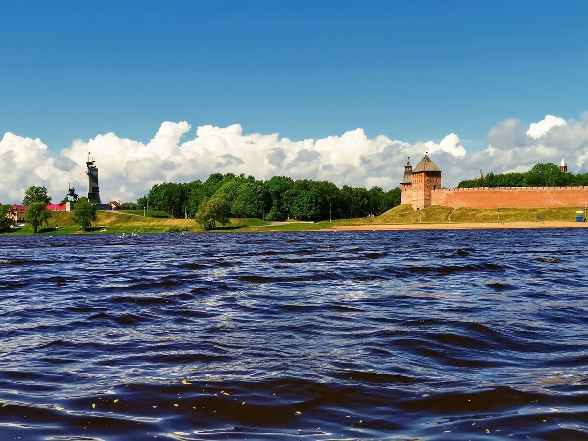 Вода в реке волхов. Фото реки Волхов в Великом Новгороде. Река Волхов ударение.