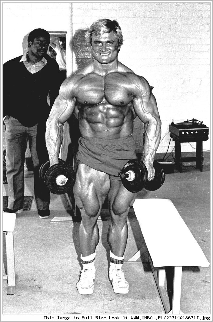 Знаменитый Том Платц со своими огромными ногами)