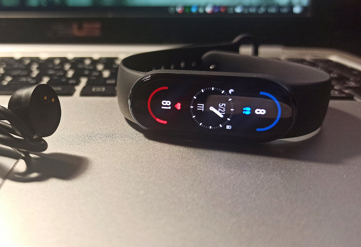 Слева зарядка, справа сам браслет