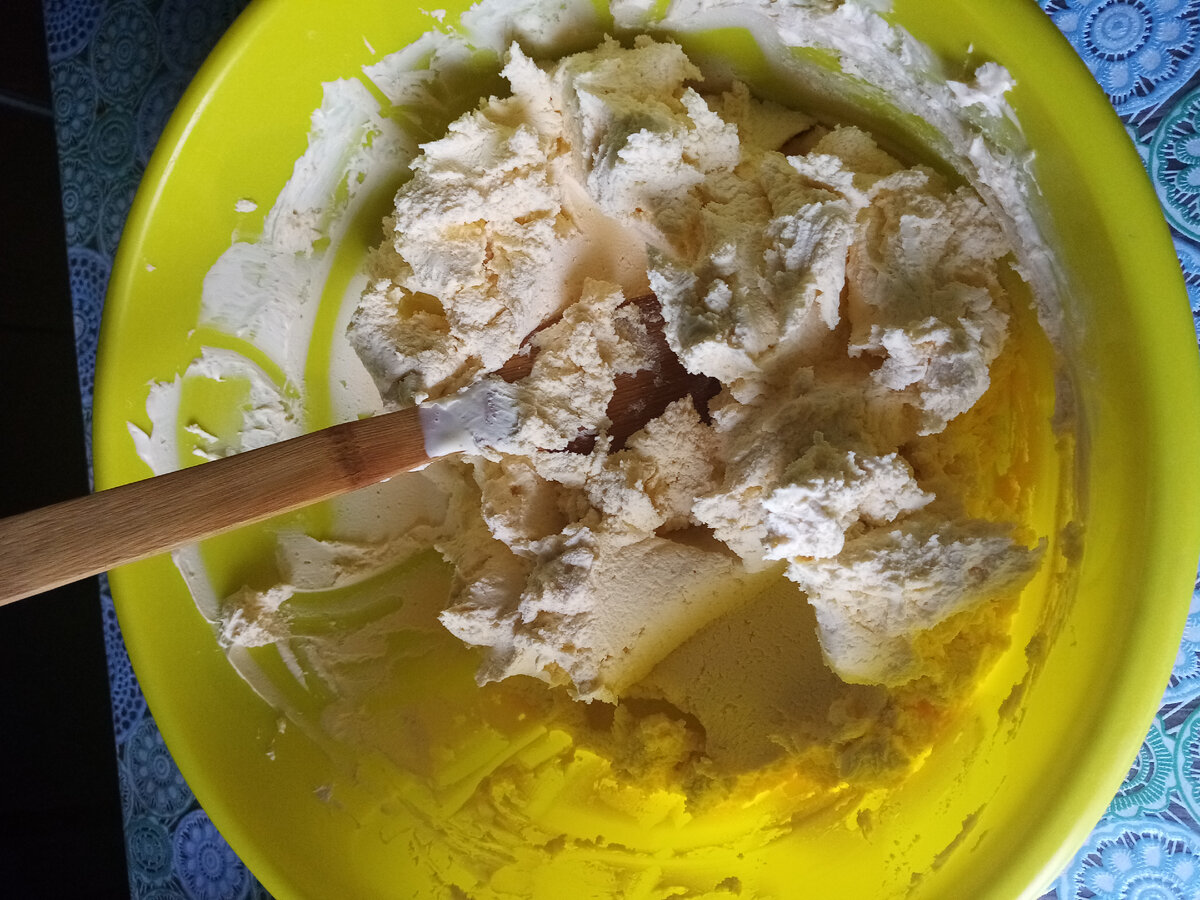 Взбиваю масло руками. У нас в деревне некоторые взбивают масло дрелью для вымешивания раствора