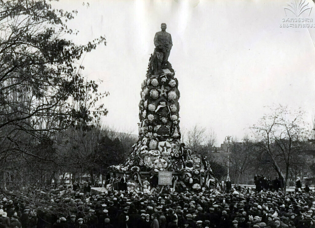 Митингующие у памятника Сталину в Тбилиси, март 1956г.