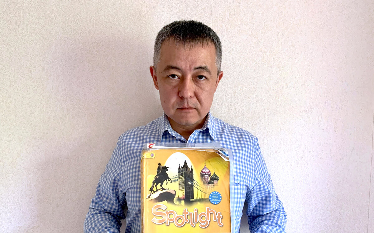 Сельский учитель с учебником английского языка