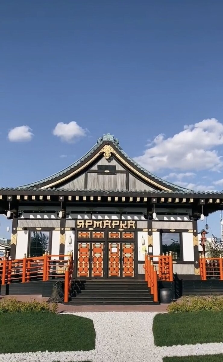 Вид ярмарки, если заходить с главной стороны и котик, приманивающий удачу - Манэки-нэко