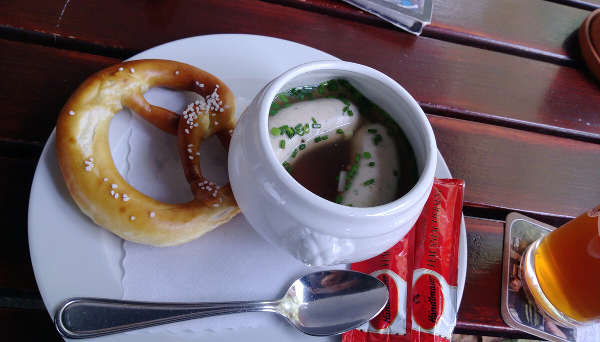 Отмечу, что колбаски, конечно, вкусные, но какой умопомрачительный был бретцель! Хрустящая корочка и тающая во рту мякоть, и совершенно замечательные крупинки соли  сделали мой день.