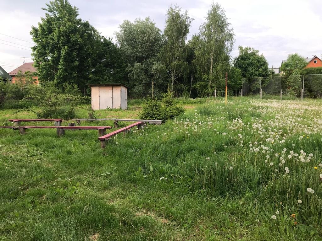 Лавочки, где обычно проводят собрания.