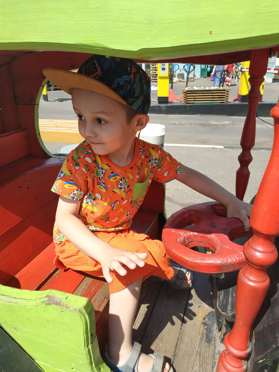 Сейчас внук уже довольно взрослый - прекрасно понимает, что лифт - это объект повышенной опасности и одному ему пользоваться им категорически нельзя! Летом прошлого года на прогулке с бабушкой и дедушкой. Мы за кадром. 