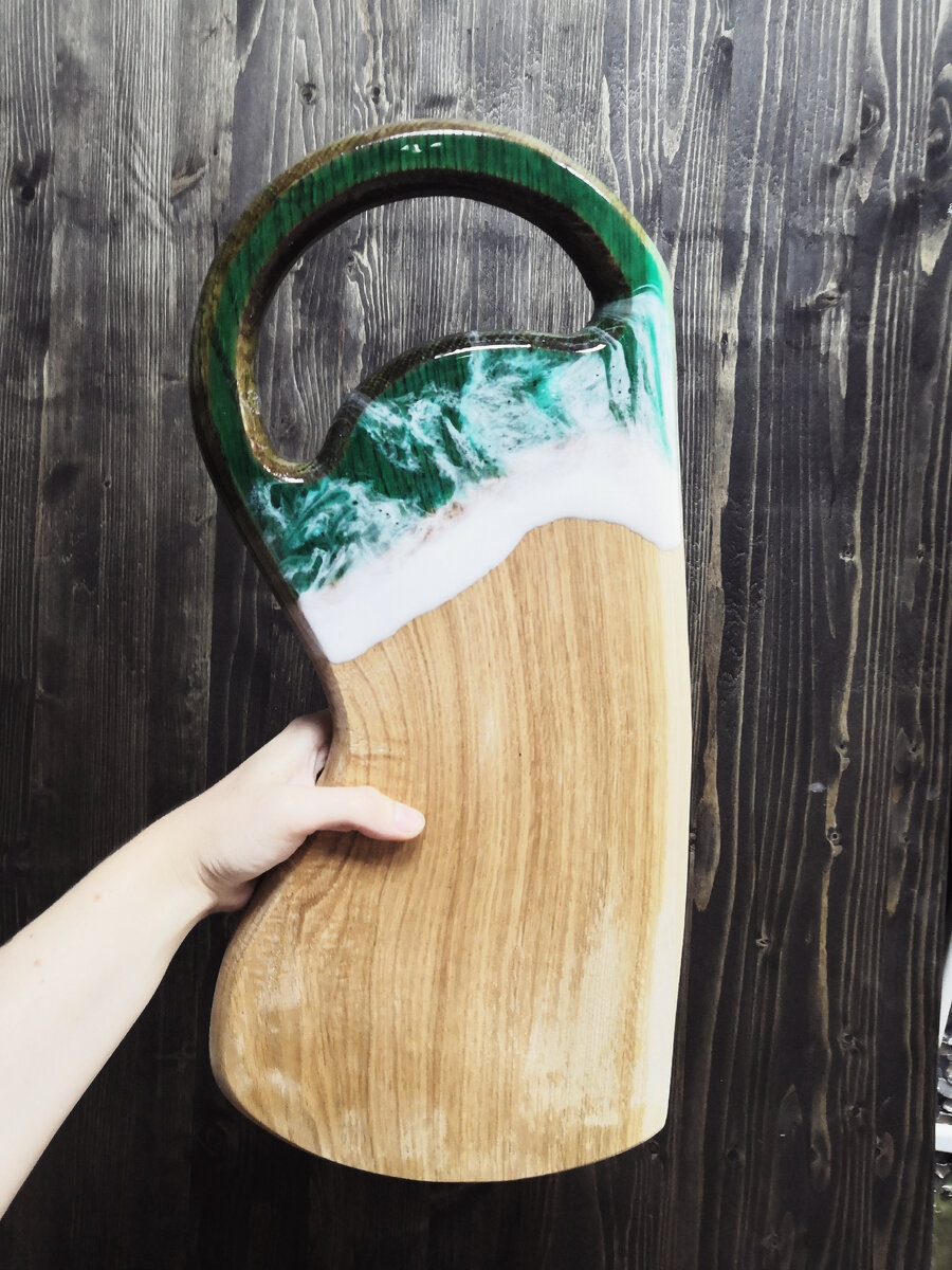 Сервировочная доска из дуба и смолы