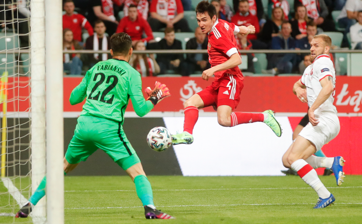 Вячеслав Караваев забивает гол в ворота Польши. Фото twitter.com/TeamRussia