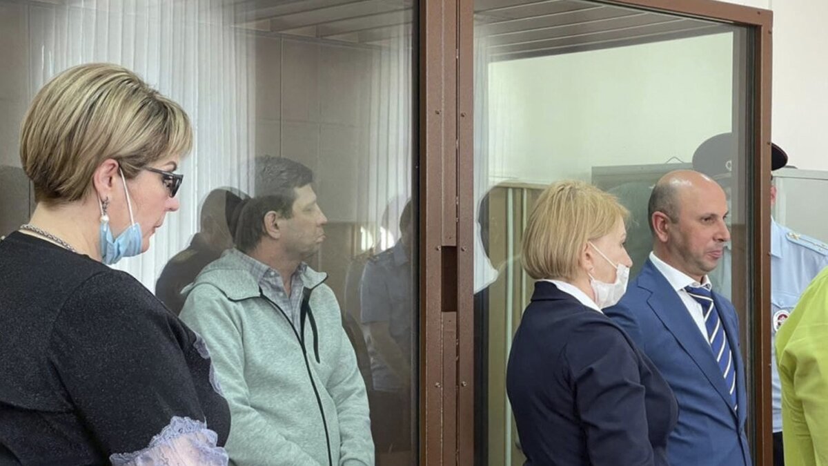 На фото: Елена Грешнякова, Сергей Фургал и адвокаты