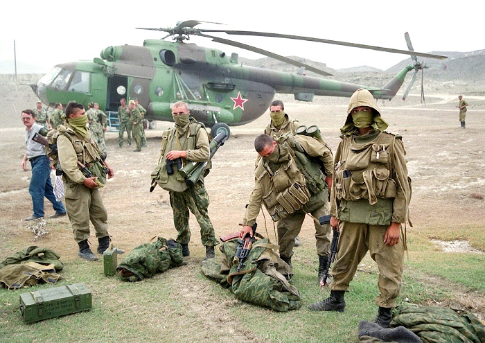 Разведка ВДВ рядом с вертолетом Ми-8, 1999год 