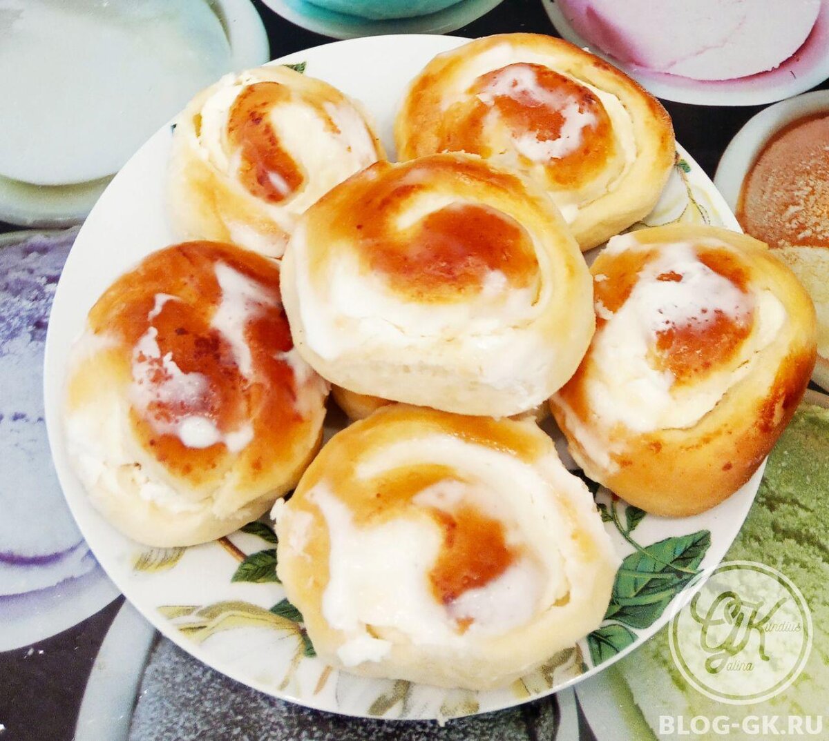 Творожные завитушки в сметанной заливке