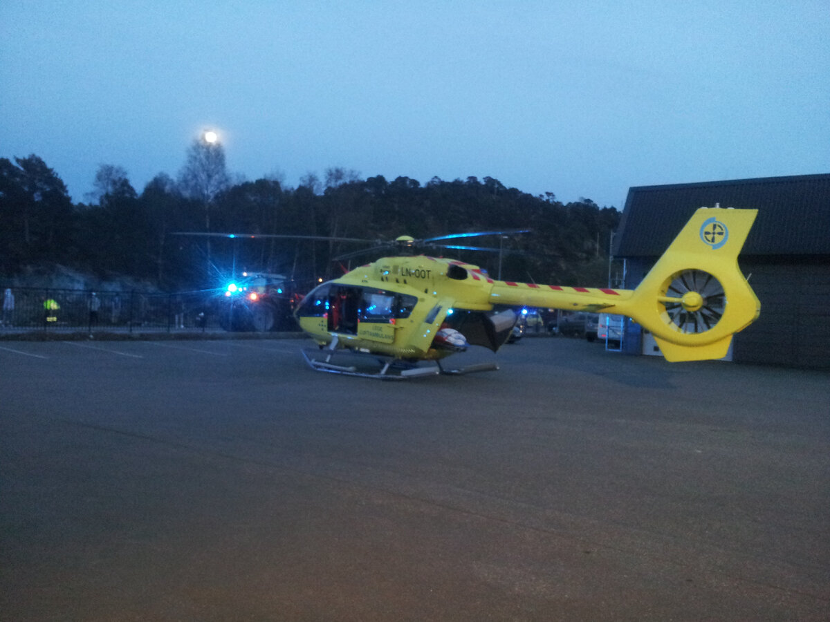 Обычно служба "Скорой помощи""использует вертолет для более быстрой доставки пациента в госпиталь.