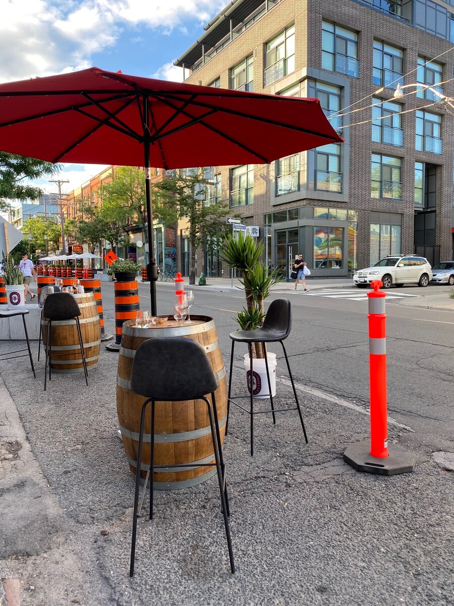 Оссингтон, Торонто. Рестораны с патио  — счастливчики, остальным заведениям приходиться выносить столы и стулья на тротуар и проезжую часть (специально огороженные участки с разрешения города). Обедать внутри кафе мы сможем, в лучшем случае, к осени 2021. Фото автора.